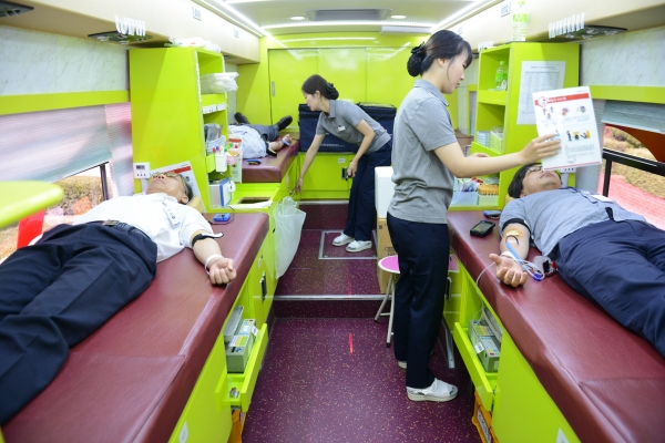 한전원자력연료 직원들이 헌혈을 실시하고 있다.