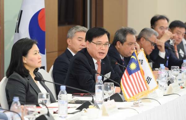 권평오 KOTRA 사장(왼쪽 두번째)이 27일 오후 서울 소공동에서 열린 '말레이시아 총리 주재 기업인 간담회'에 참석해 발언하고 있다.