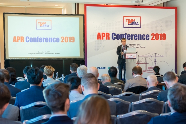 한수원 한국형원전 홍보행사 APR Conference 2019에서 윤용우 지사장이 강의하고 있다.