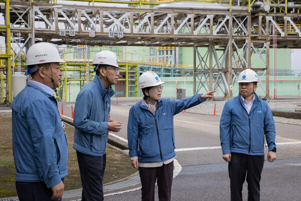 최연혜 가스공사 사장(오른쪽서 두번째)이 27일 인천 LNG생산기지와 서울 합정관리소 현장 안전점검에 나섰다.