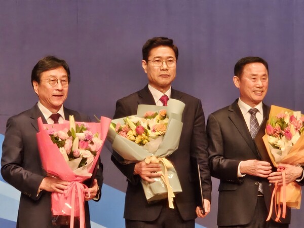 김동환 신임회장(가운데)과 박병철(왼쪽)-박환수(오른쪽)신임회장,