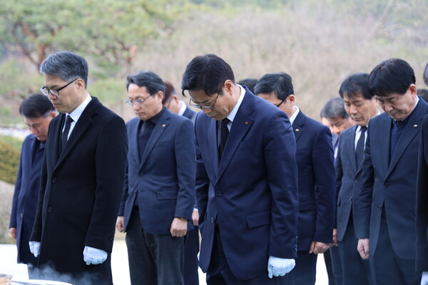 참배하고 있는 김동환 회장(가운데)
