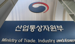 산업부는 18일 미·중·일·유럽연합(EU) 등 21개국 상무관 24명과 회의를 갖고 올해 처음으로 韓 수출 7,000억 달러 달성에 총력을 결집키로 다짐했다.