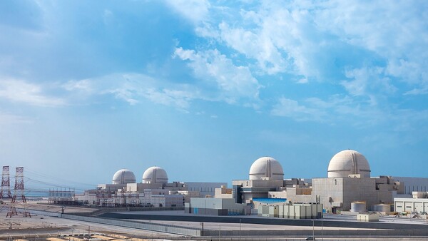 한국은 UAE원전 4기를 15년만에 모두 완공하고, 기술 첨단화와 SMR 등 소형모듈화를 통해 지구촌 원전시장을 향한 수출 확대 발걸음을 재촉하고 있다. 사진은 한국산 UAE 바라카원전 1-4호기 전경.